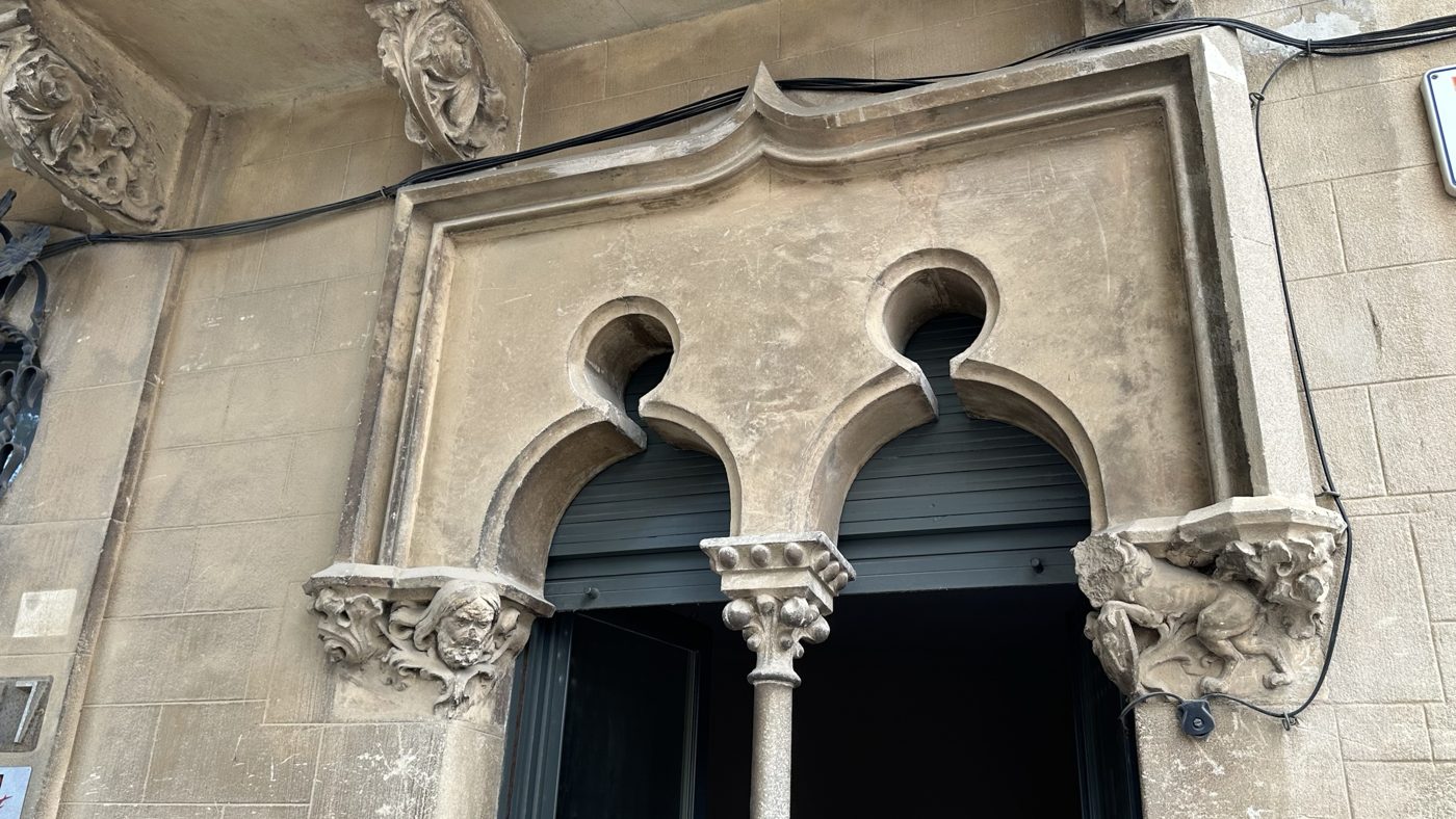 Arcs modernistes i capitells esculpits de la façana de Casa Esteva