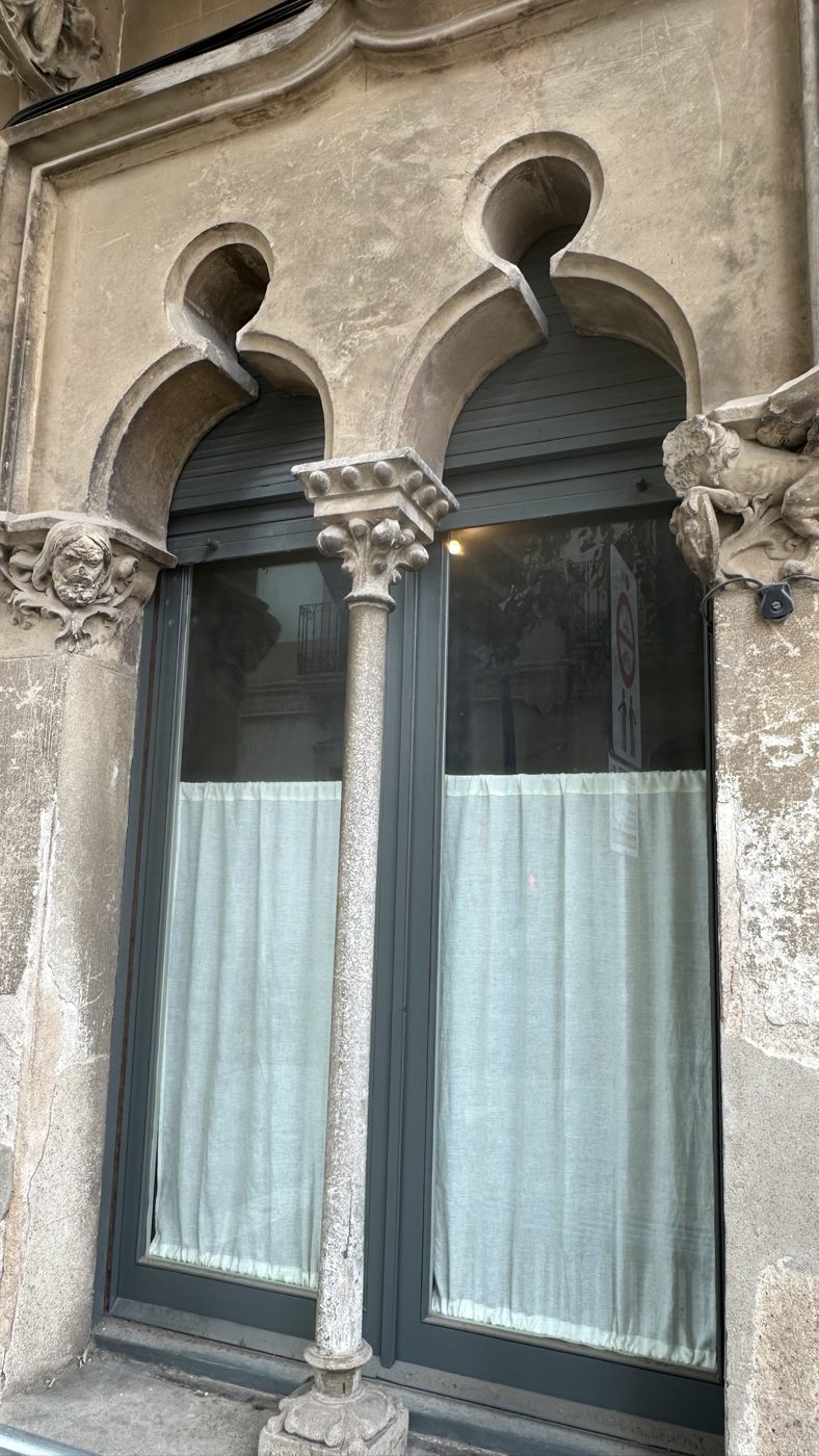 Finestra geminada de la façana de Casa Esteva
